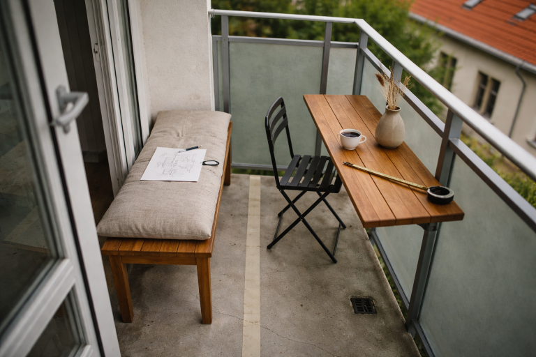 Jeg fortrød mit første altansæt: sådan undgår du møbler der sluger din lille altan